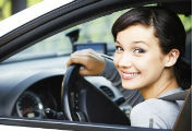 Direksiyon eğitimi alan bayan sürücü.
